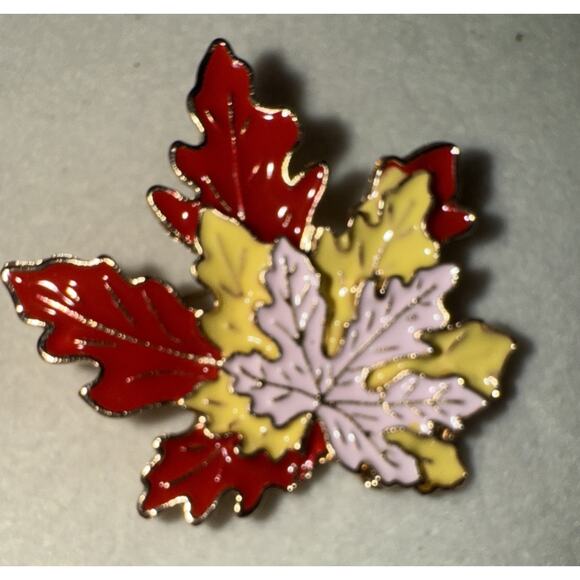 NWT Maple Leaf Tri Color Gold Tone Alloy Pin - Picture 1 of 3